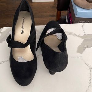 NWT Black Suede Button Detail Heels—- 10W